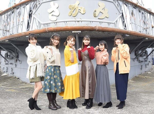 こちらは同日昼に、神奈川・横須賀市の記念艦「三笠」前で行われた、完成披露イベントの様子。立石志摩役の古木のぞみ、納沙幸子役の黒瀬ゆうこも参加した。