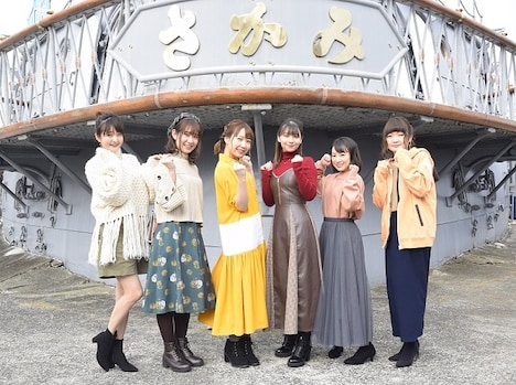 こちらは同日昼に、神奈川・横須賀市の記念艦「三笠」前で行われた、完成披露イベントの様子。立石志摩役の古木のぞみ、納沙幸子役の黒瀬ゆうこも参加した。