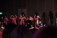 中央左から山崎賢人、高畑充希。