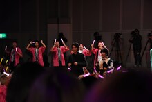 中央左から山崎賢人、高畑充希。