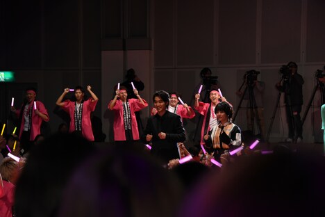 中央左から山崎賢人、高畑充希。