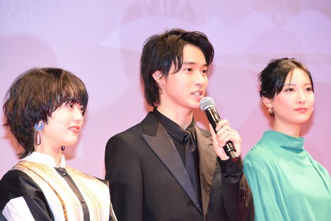 左から高畑充希、山崎賢人、菜々緒。