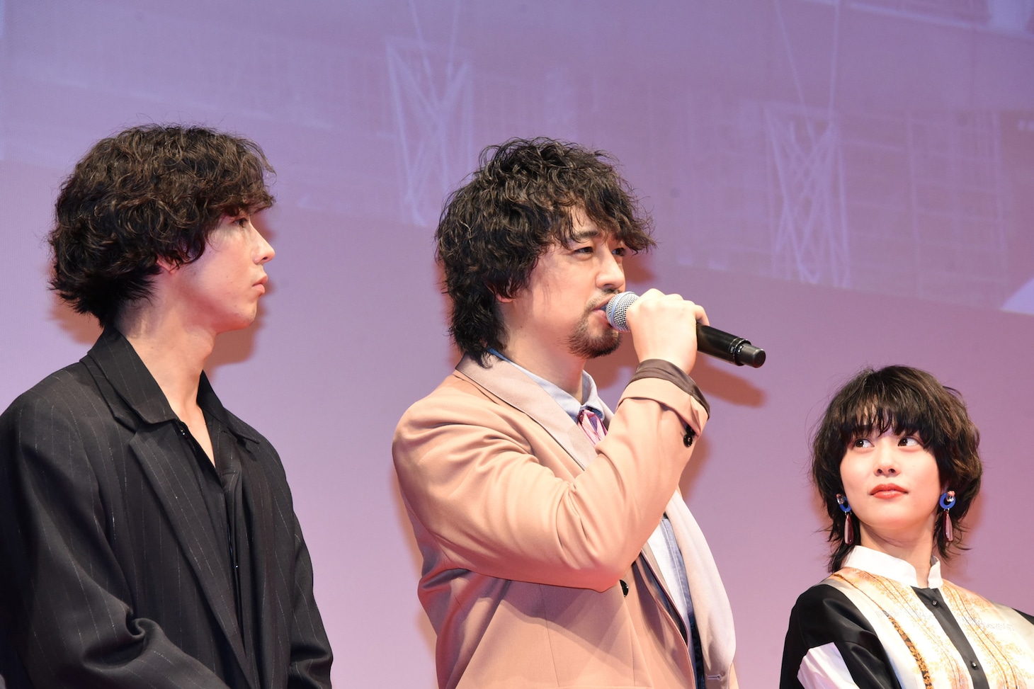 左から賀来賢人、斎藤工、高畑充希。