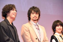 左から賀来賢人、斎藤工、高畑充希。
