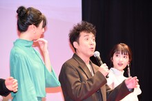 左から菜々緒、ムロツヨシ、若月佑美。