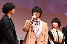 左から賀来賢人、斎藤工、高畑充希。