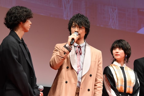 左から賀来賢人、斎藤工、高畑充希。