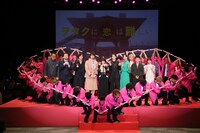 左から福田雄一監督、佐藤二朗、賀来賢人、斎藤工、高畑充希、山崎賢人、菜々緒、ムロツヨシ、若月佑美。