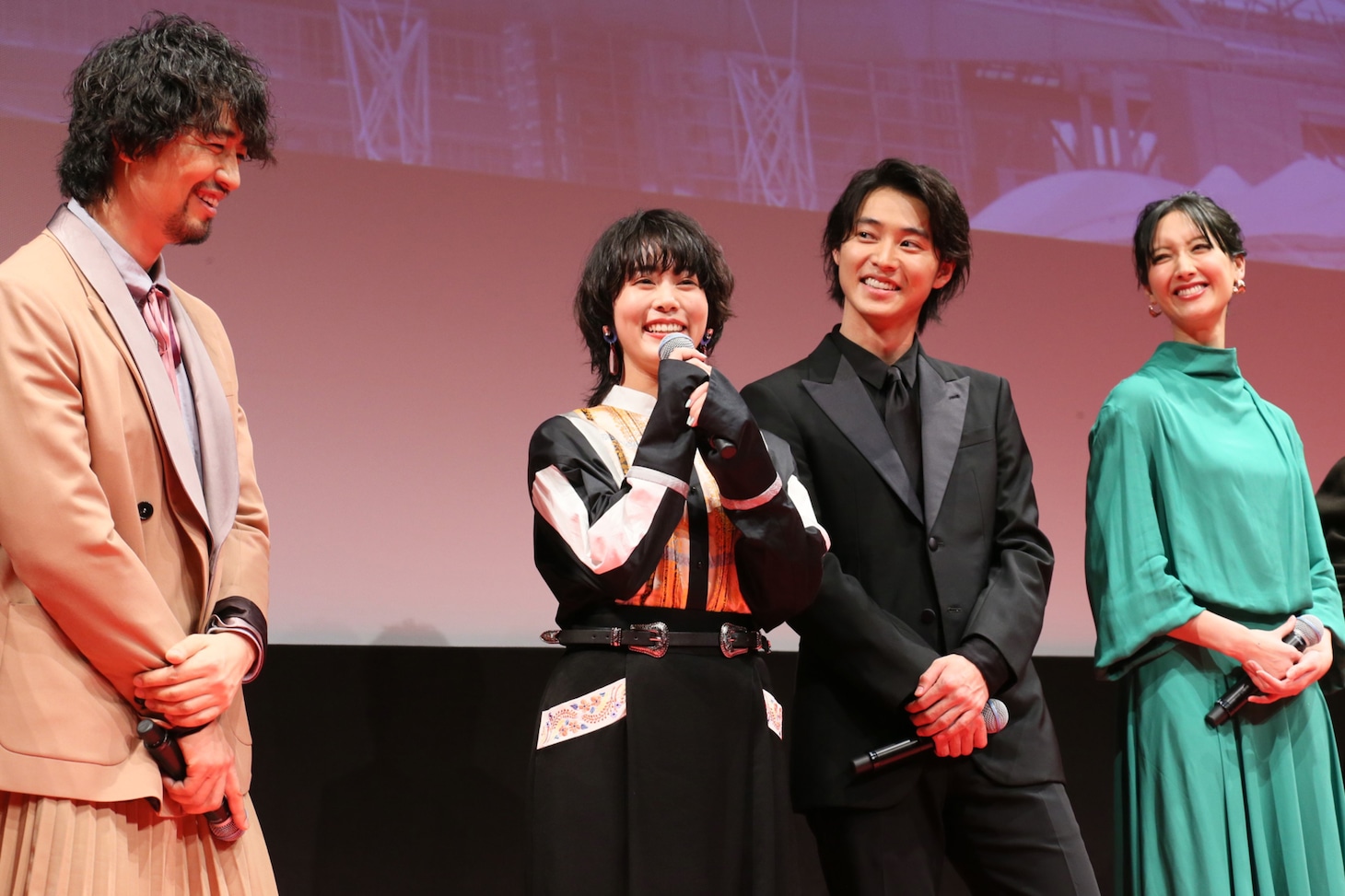 左から斎藤工、高畑充希、山崎賢人、菜々緒。