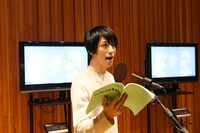 鈴木拡樹のアフレコの様子。