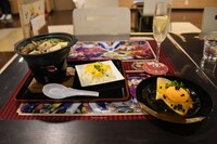 左側が「ニギタケ鍋」、右手前が「ウランバール名物 バールオレンジのクレープ（ブルーリーの実入り）」、右奥が「重破斬（ギガ・スレイブ）」。