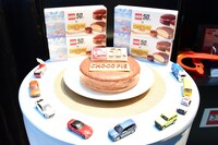 TVアニメ「トミカ絆合体 アースグランナー」製作発表会の場内展示の様子。