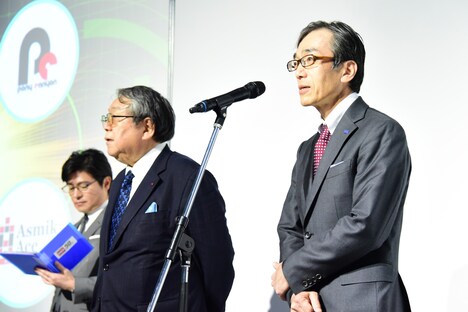 左から司会の安東弘樹アナウンサー、テレビ大阪の田中信行氏、タカラトミーの小島一洋氏。