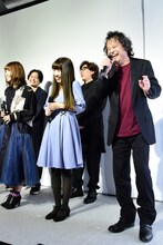 前列左から石上静香、桜井春名、檜山修之、後列左から福山潤、日野聡。
