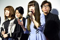 前列左から石上静香、桜井春名、後列左から福山潤、日野聡。
