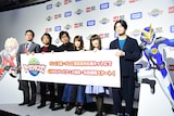 TVアニメ「トミカ絆合体 アースグランナー」製作発表会にて、左から監督のウシロシンジ、ガオグランナーレオ役の檜山修之、ガオグランナーイーグル役の日野聡、駆動ライガ役の石上静香、駆動クウガ役の桜井春名、マッハ ゴウ役の福山潤。