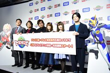 TVアニメ「トミカ絆合体 アースグランナー」製作発表会にて、左から監督のウシロシンジ、ガオグランナーレオ役の檜山修之、ガオグランナーイーグル役の日野聡、駆動ライガ役の石上静香、駆動クウガ役の桜井春名、マッハ ゴウ役の福山潤。