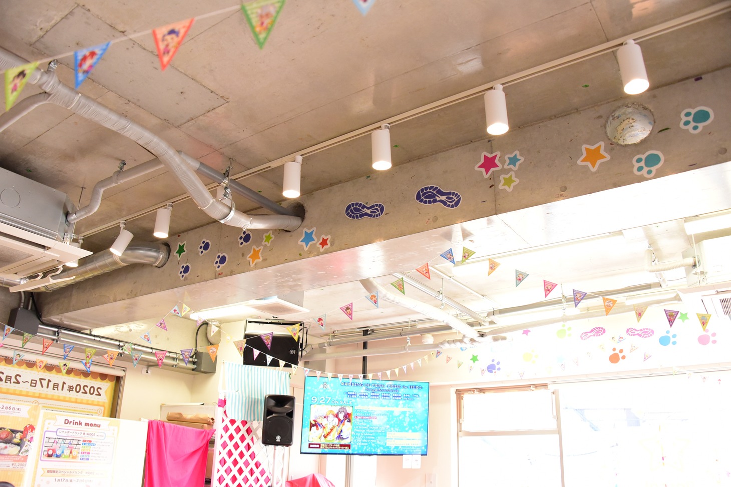 AMO CAFE原宿店のの様子。店内をあちこし走り回るラスカルをイメージした足跡と、オリジナルのガーランドで飾られている。
