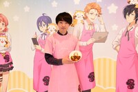 「あらいぐまラスカル×KING OF PRISM -Shiny Seven Stars- コラボカフェ」内覧会の様子。着用しているエプロンは、プリズムストーンで販売されるもの。