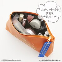 「フェイクレザーポーチ リボンチャーム付き」使用イメージ。