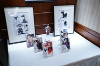 会場に展示された「レイリ」の単行本と原稿。