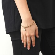 「杜王町マーク コラボブレスレット」着用イメージ