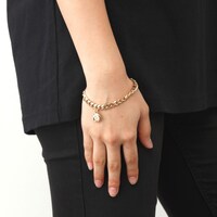 「杜王町マーク コラボブレスレット」着用イメージ