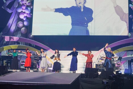 「リリカル☆ライブ」より。左から柚木涼香、真田アサミ、ゆかな、植田佳奈、小林沙苗、清水香里、一条和矢。写真：キングレコード提供​