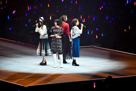 「リリカル☆ライブ」より。左が高橋美佳子、手前が中原麻衣、奥が井上麻里奈、右が斎藤千和。写真：キングレコード提供​