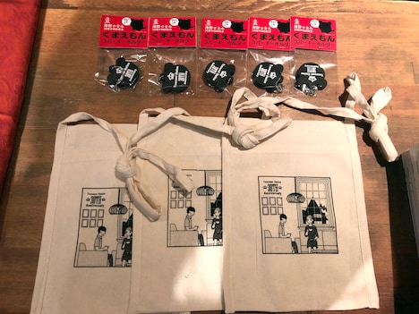 イベントでは来場者に「くまえもん」のラバーキーホルダーと「逃げ恥」のサコッシュがプレゼントされた。