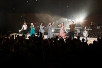 「Mother」を披露する一同。