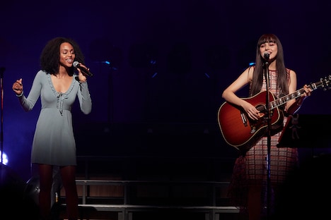 左からナイ・ブリックス、セレイナ・アン。