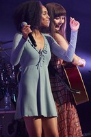 左からナイ・ブリックス、セレイナ・アン。