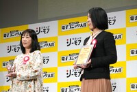 左から江口まゆみ、「酒と恋には酔って然るべき」の担当編集者。