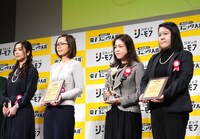 ラノベ部門の受賞者。左端が月神サキ、左から3番目が松幸かほ。