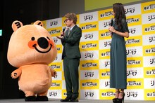 左からコミックシーモアの公式キャラクター・ヨムビー、田村淳、池田美優。