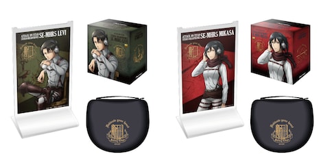 「進撃の巨人」ヘッドフォンのパッケージと特典のヘッドフォンスタンド、ポーチ。