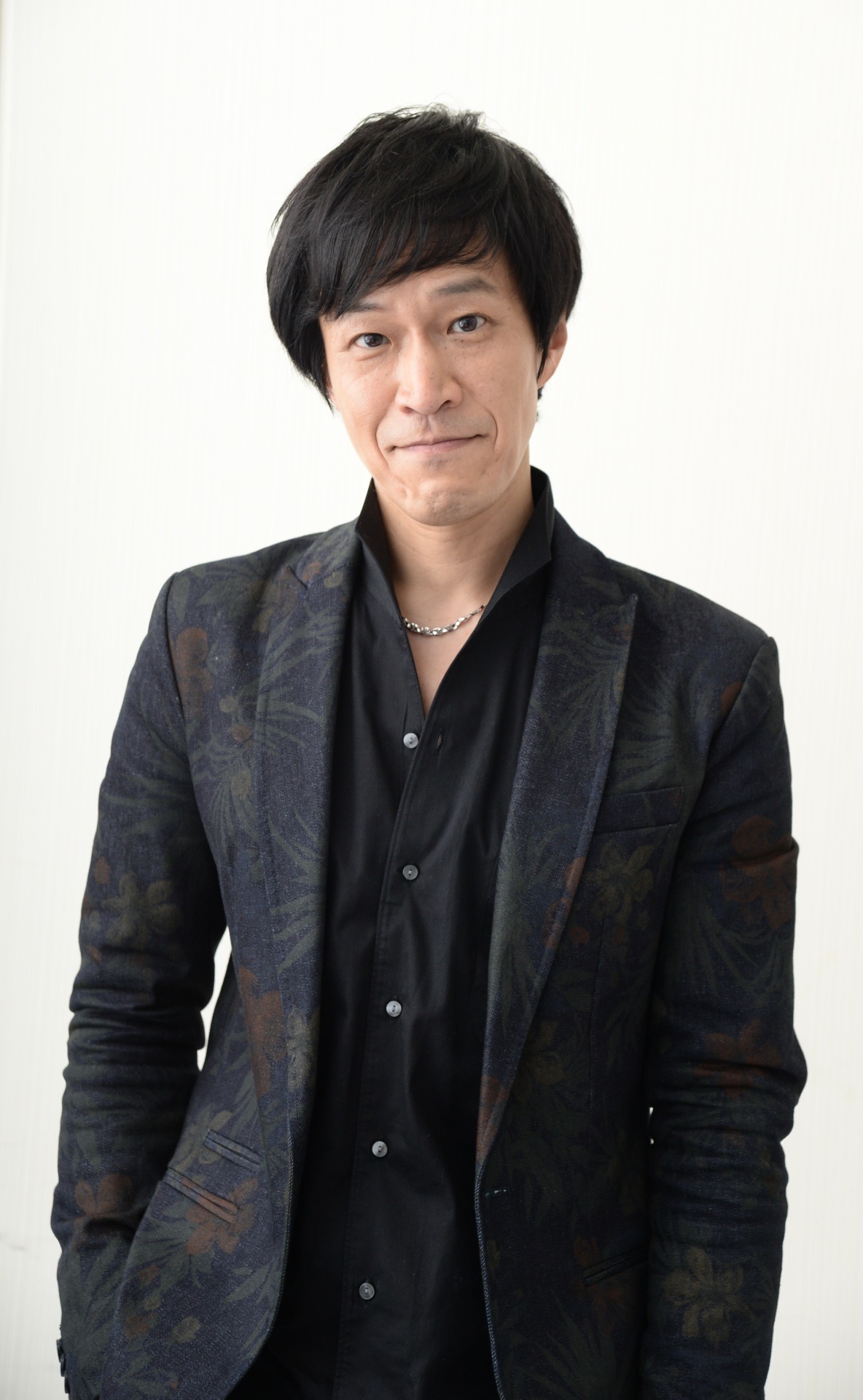 司会の小山力也。