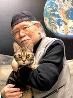 松本零士と愛猫のミーくん。