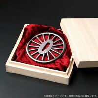 桐箱に収められた「日輪刀の鐔」。