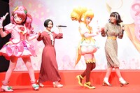 手をつないで登場するキュアグレース、悠木碧、キュアスパークル、河野ひより。