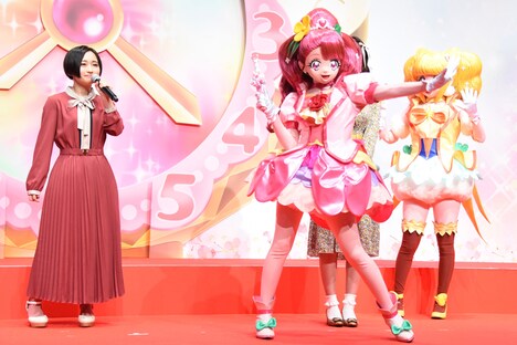 名乗りを披露する悠木碧、キュアグレース。