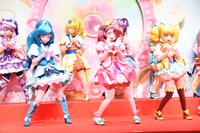 エンディングダンスを披露するプリキュア。