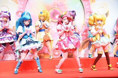 エンディングダンスを披露するプリキュア。