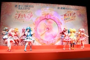 背景の時計が動き出し、驚くプリキュア。