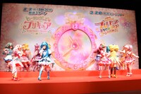 背景の時計が動き出し、驚くプリキュア。
