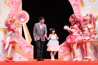 平田広明（中央左）、稲垣来泉（中央右）。