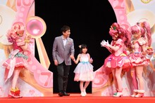 平田広明（中央左）、稲垣来泉（中央右）。