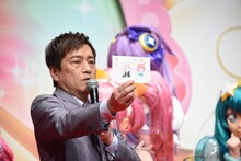 手紙を見せる平田広明。