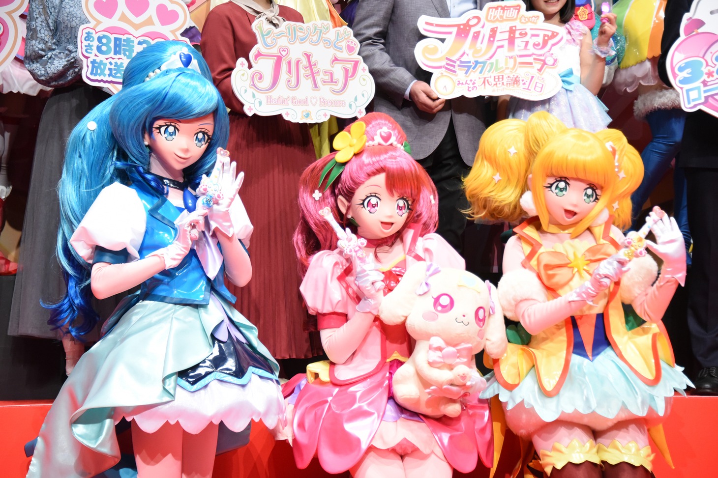 左からキュアフォンテーヌ、キュアグレース、キュアスパークル。